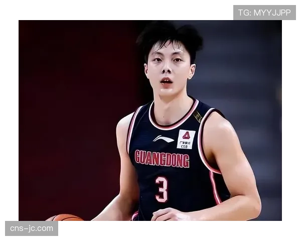 胡明轩突破倒地后疑似膝盖受伤,被队友搀扶离场接受检查