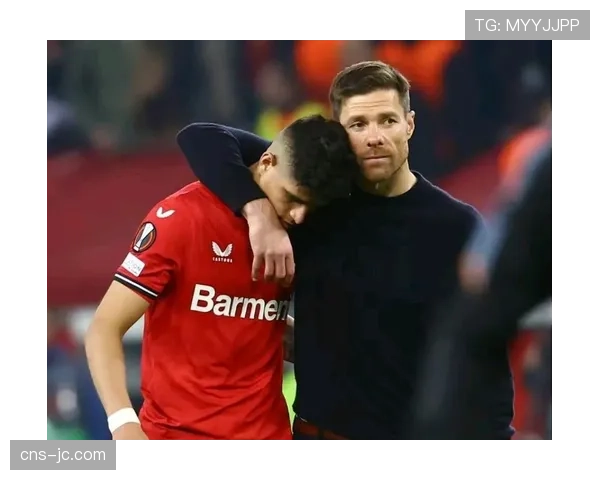 终场哨响，诺伊尔长时间低头坐在门线，穆夏拉上前安慰